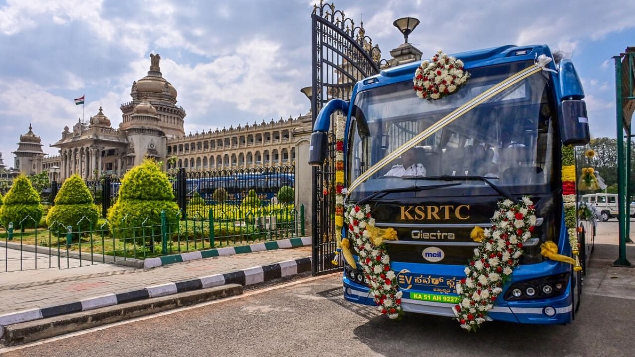 An EV Power Plus electric bus at the Vidhana Soudha on Monday. Credit: DH Photo