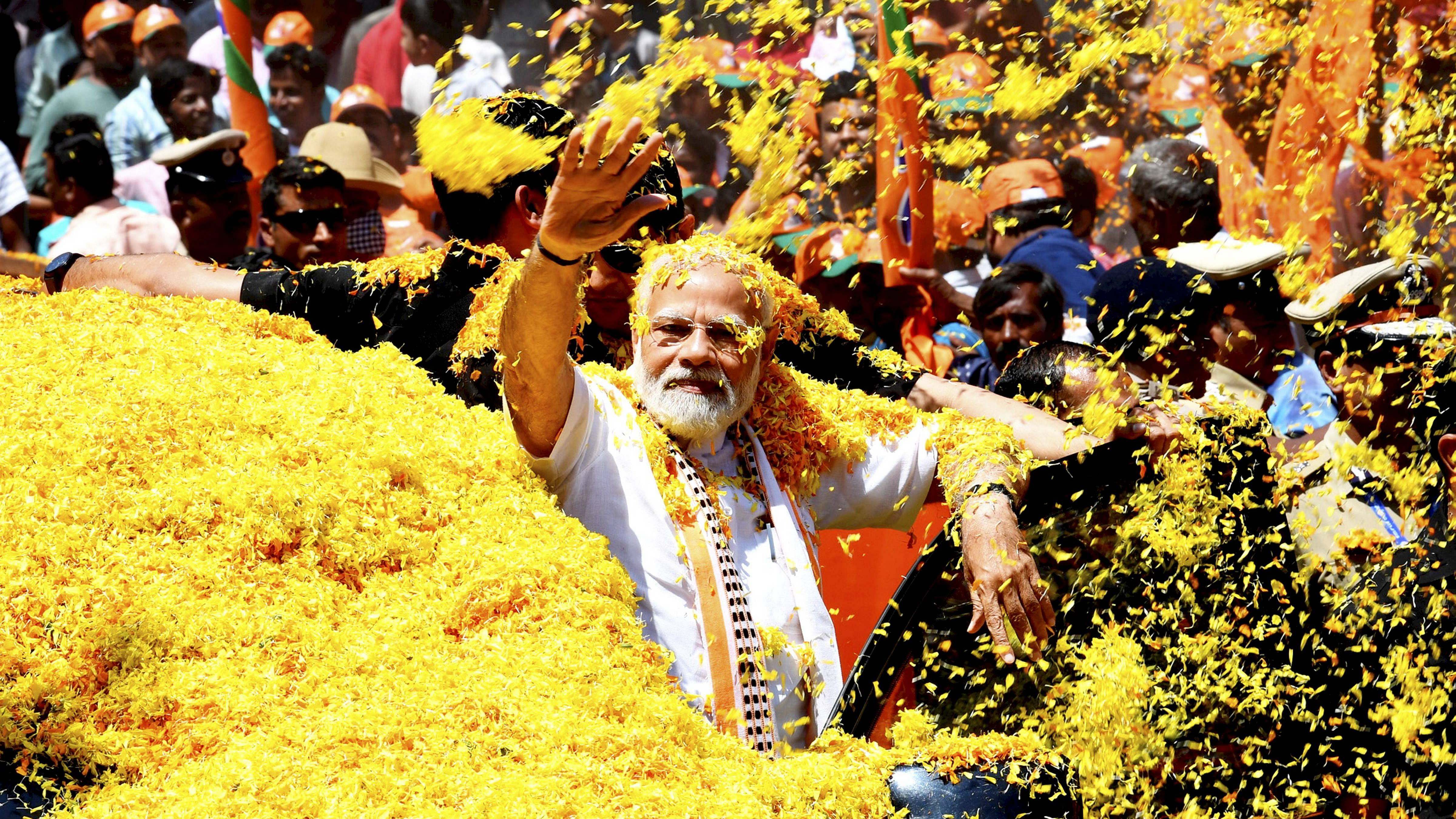 rime Minister Narendra Modi receives a grand welcome on his arrival, in Mandya. Credit: PTI Photo