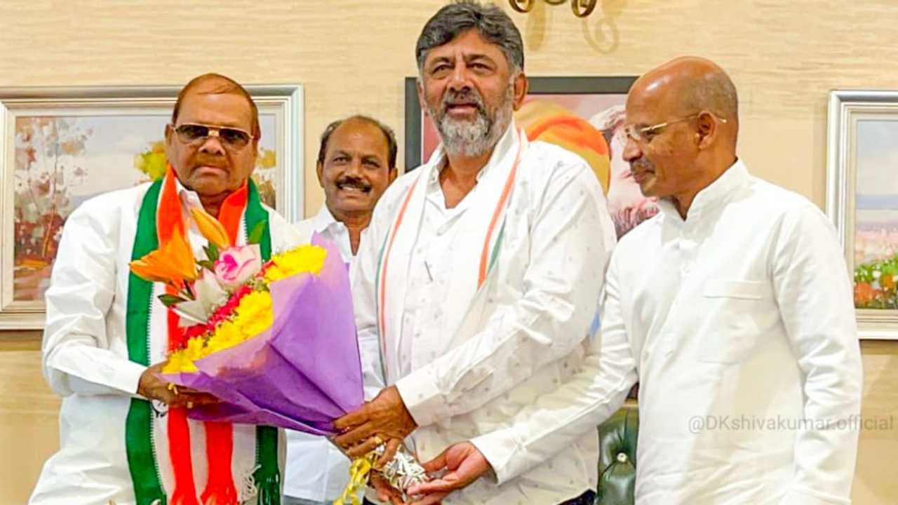 Baburao Chinchansur being greeted by Karnataka Pradesh Congress Committee president D K Shivakumar. Credit: Twitter/@DKShivakumar