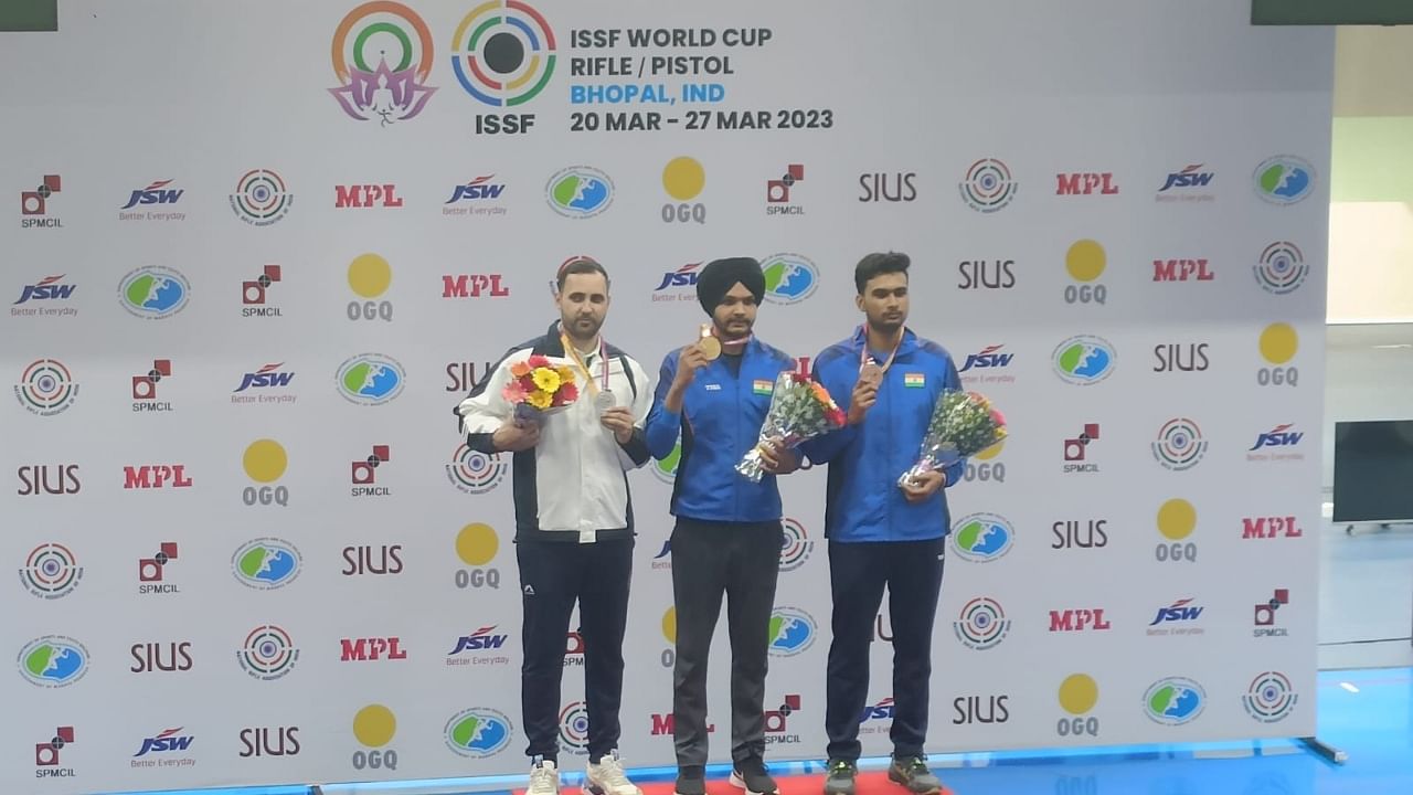 The 21-year-old Sarabjot was in awesome form all through as he emerged leader at the end of the qualification round with 585 points. Credit: Twitter/kheloindia