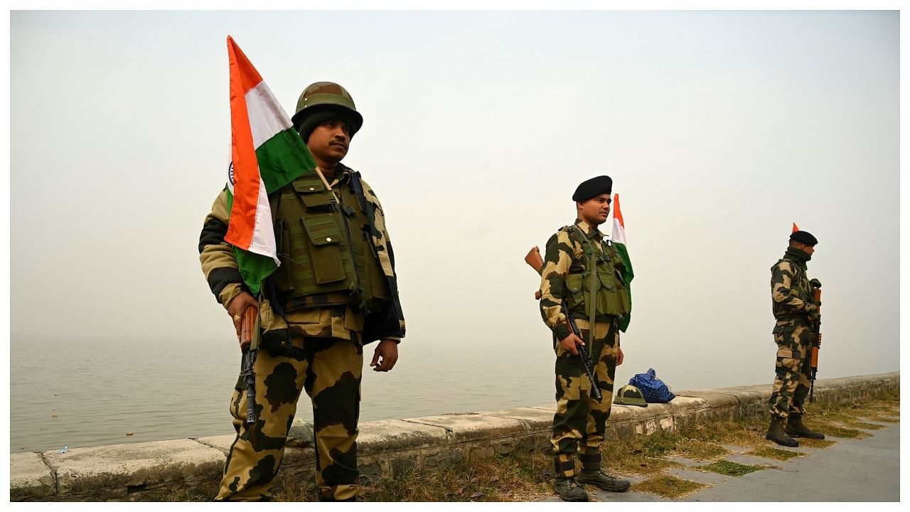 Indian Border Security Force (BSF) soldiers stand guard along the Dal Lake. Credit: AFP Photo
