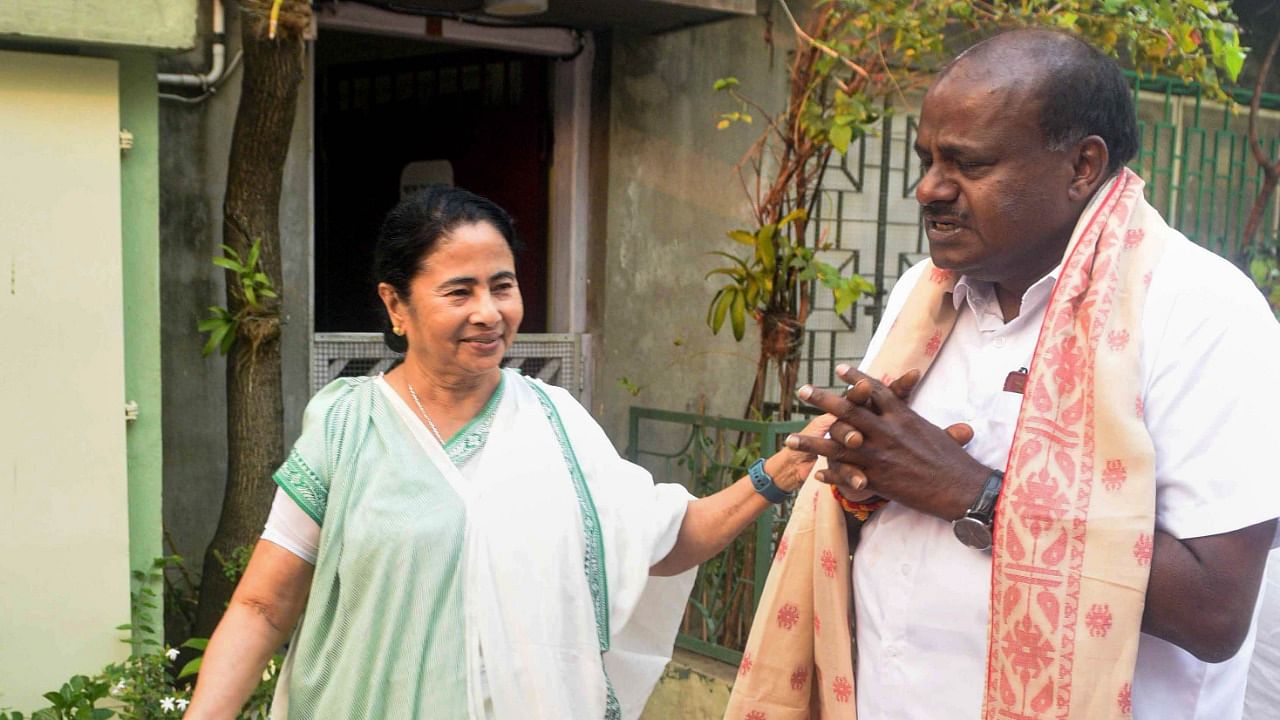 HD Kumaraswamy meets Mamata Banerjee. Credit: PTI Photo