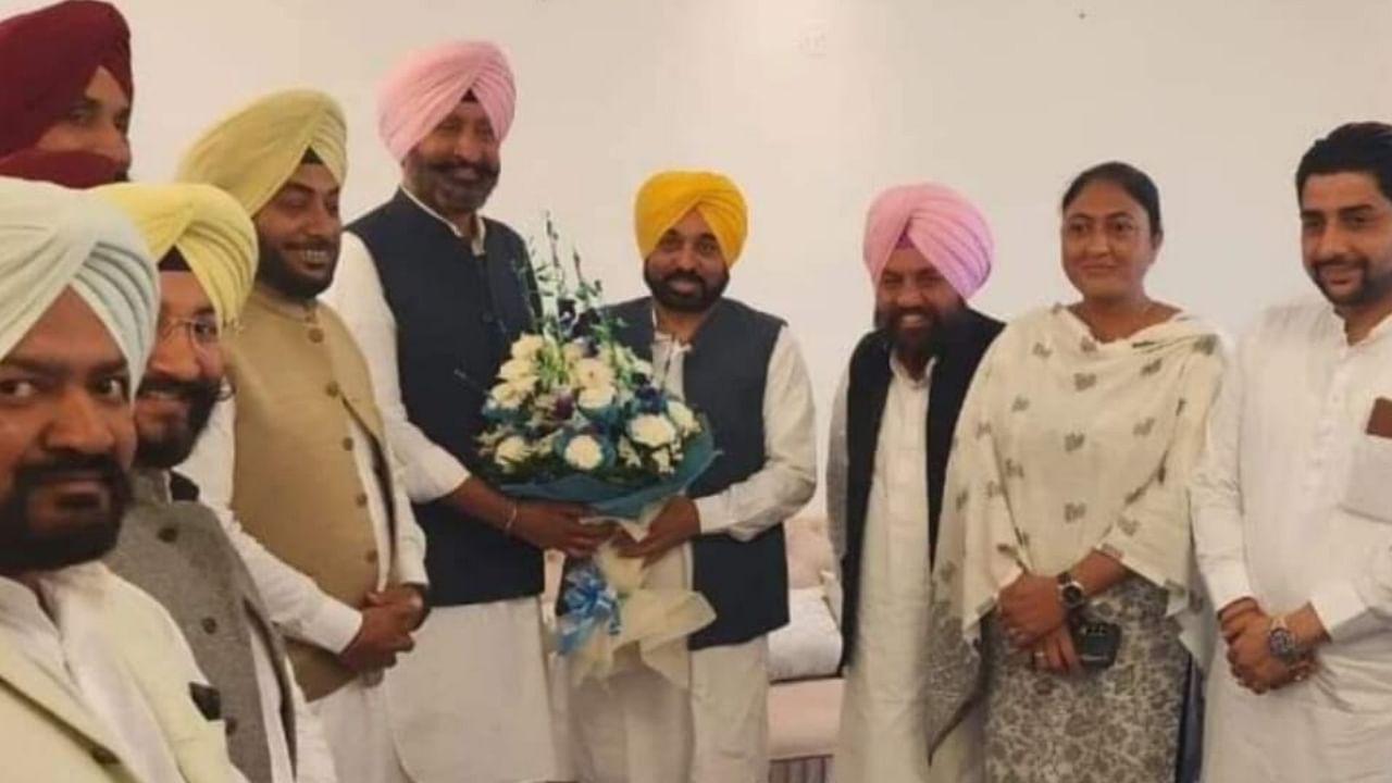 Jagbir Singh Brar with his colleagues joined AAP in the presence of CM Bhagwant Mann. Credit: Twitter/AAPPunjab