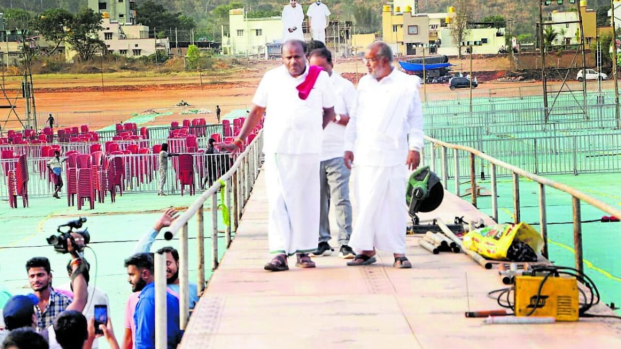 Former chief minister and JD(S) leader H D Kumaraswamy inspects preparations for valedictory of Pancharatna Ratha Yatre near Jwalamukhi Tripura Sundari Devi Temple on the Ring Road in Mysuru on Saturday evening. Chamundeshwari MLA G T Devegowda is seen. Credit: Special Arrangement