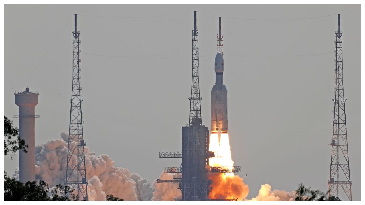 ISRO successfully launched 36 OneWeb satellites. Credit: Twitter/@isro