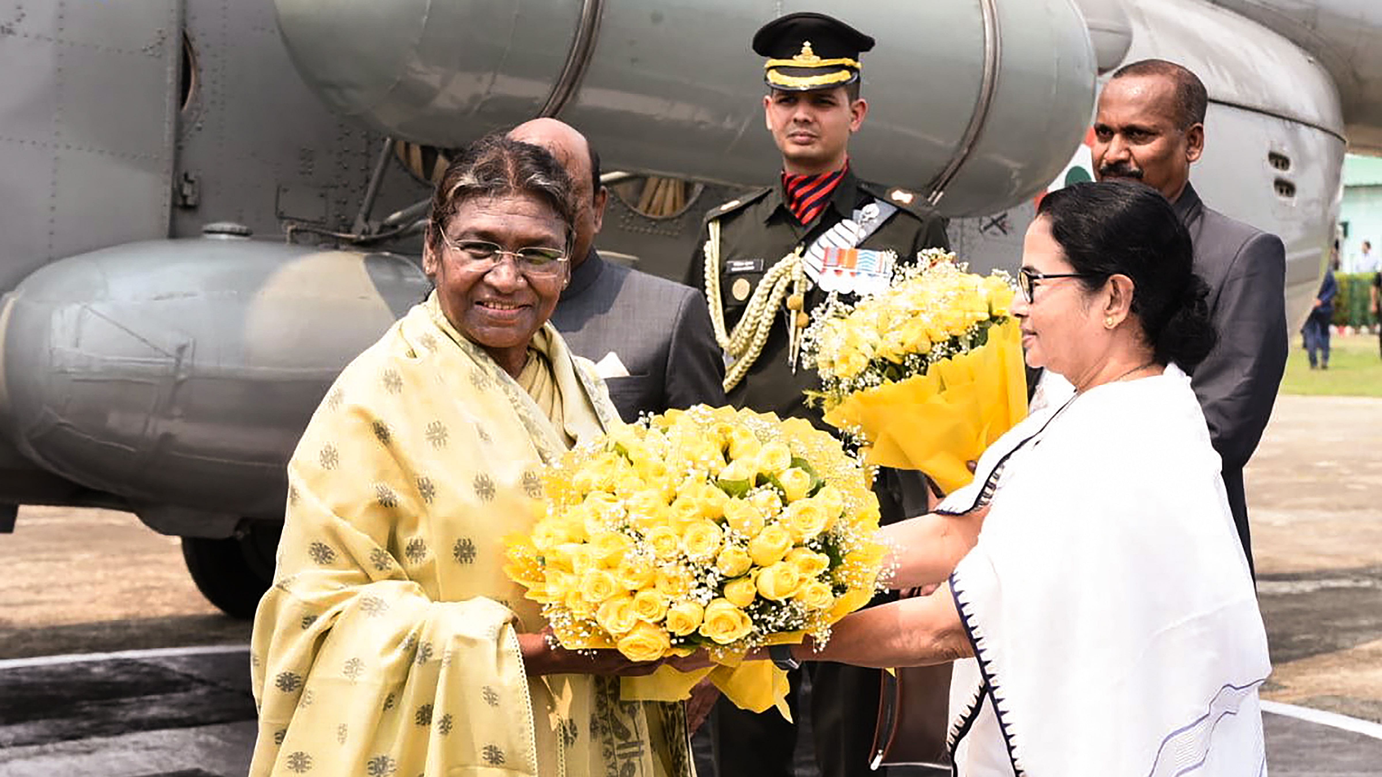 President Droupadi Murmu being received by West Bengal Chief Minister Mamata Banerjee upon her arrival in Kolkata. Credit: PTI Photo