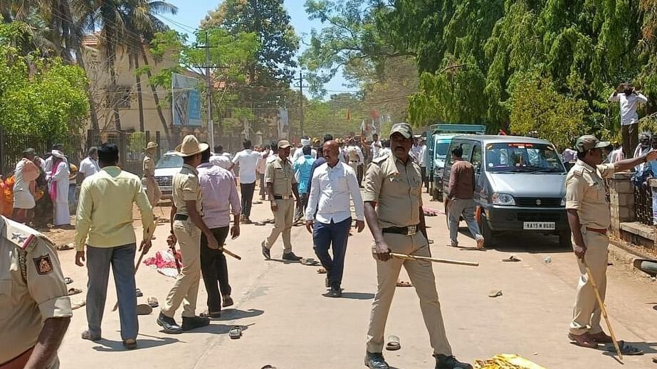 Later, they marched towards Yediyurappa’s house at Malera Keri in the town. The agitators pulled down two barricades put up by the police and headed towards the BJP leader’s house. Credit: Special Arrangement