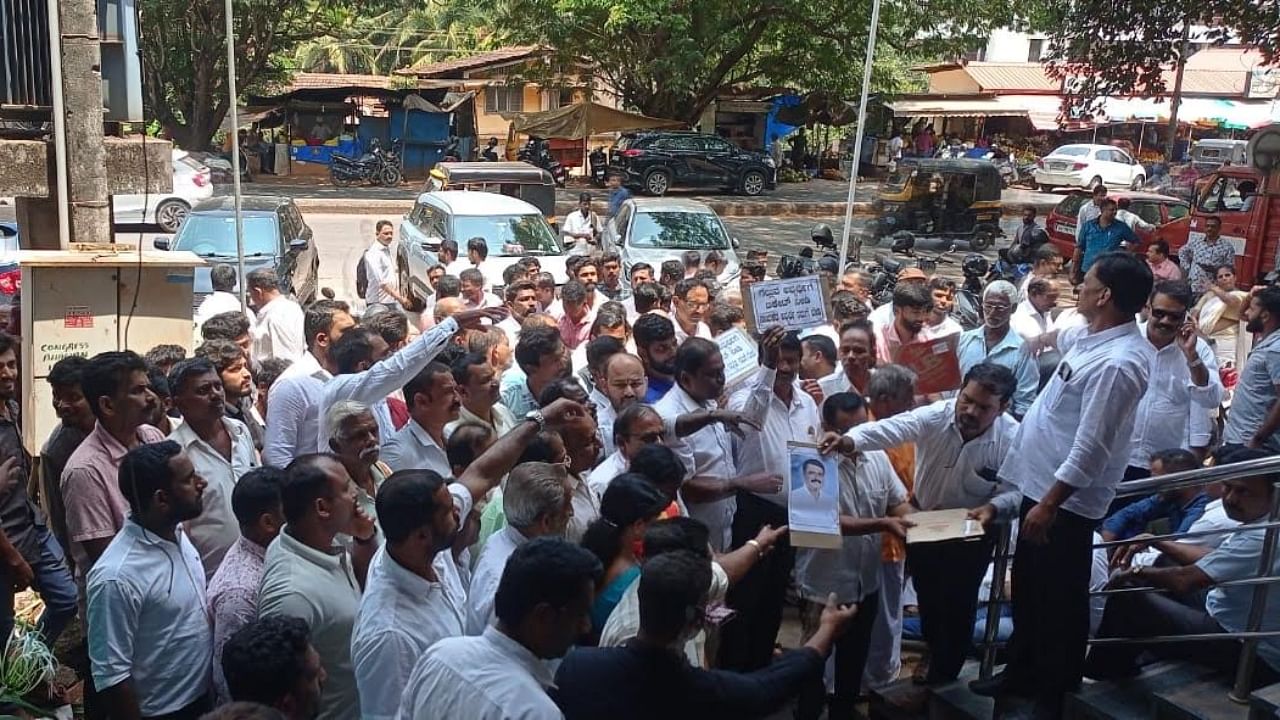 Congress workers from Sullia staging a protest in front of DCC office in Mangaluru. Credit: DH Photo   