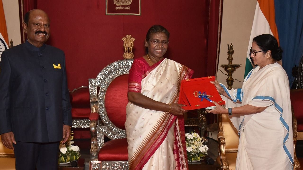 President Draupadi Murmu, in a banquet hosted by Governor CV Ananda Bose in her honour, handed over a symbolic key to the Chief Minister Mamata Banerjee. Credit: Special Arrangement