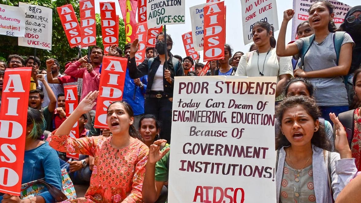 Hundreds of students of University Visvesvaraya College of Engineering (UVCE), Bengaluru, staged a protest in Freedom Park. Credit: Special Arrangement