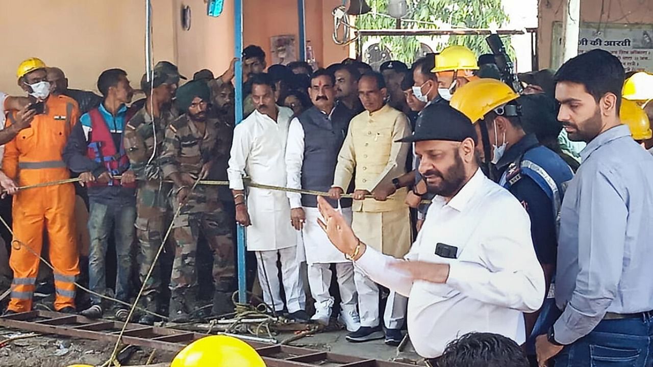 MP CM Shivraj Singh Chouhan at the Beleshwar Mahadev Jhulelal where the roof of a ‘bavdi’ (well) collapsed on Thursday, in Indore. Credit: PTI Photo