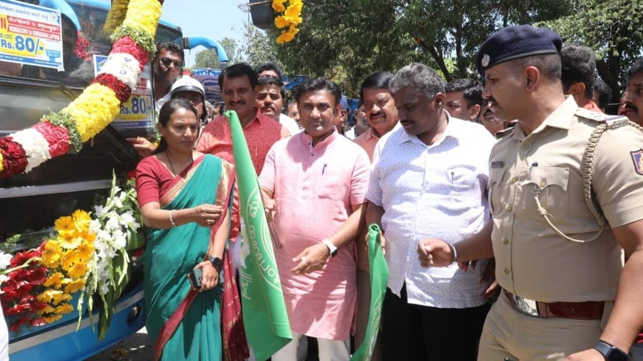 Health Minister K Sudhakar flags off BMTC’s Volvo bus service to Bengaluru in Chikkaballapur on Tuesday.  BMTC vice chairman Naveen Kiran, SP of the security wing of BMTC Radhika and others were present. Credit: DH Photo