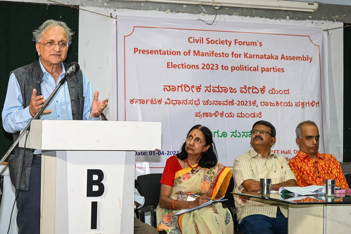 Writer Ramachandra Guha speaks at the presentation of Civil Society Forum's manifesto for the Assembly elections to political parties in Bengaluru on Saturday. Credit: DH Photo