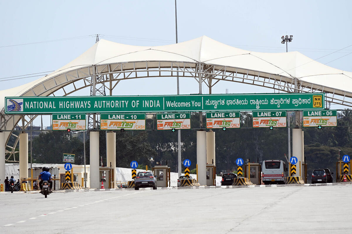 The NHAI is working to instal the ANPR cameras at the 89 entry/exit points of the expressway and will likely remove all toll plazas. Credit: DH Photo