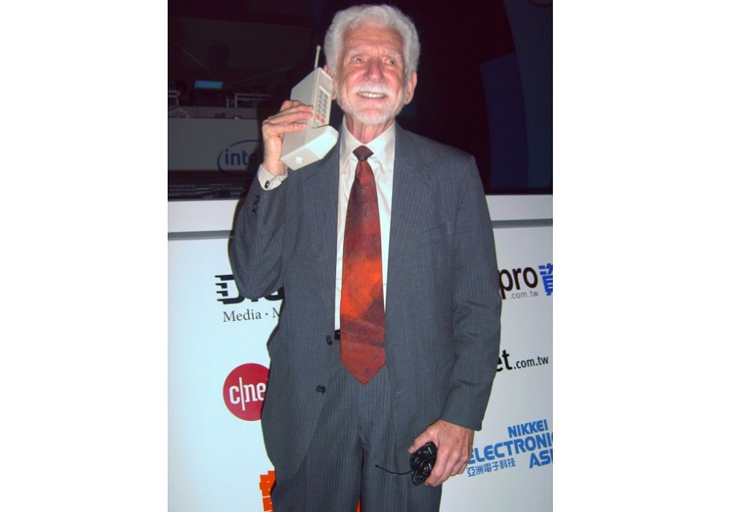 Dr Martin Cooper (former vice president of Motorola) holding a DynaTAC cellphone in 2007. Credit: Creative Commons/Rico Shen