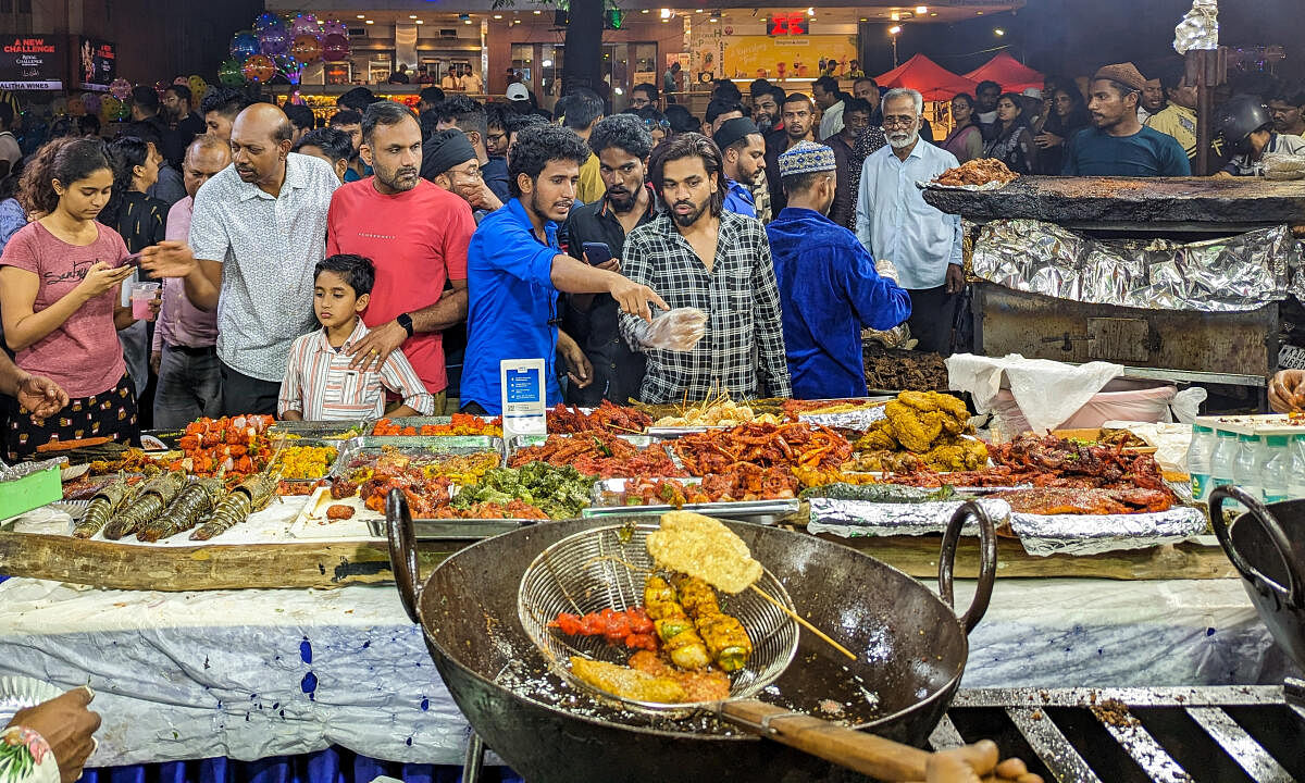 Foodies from across the city throng eateries to savour the best dishes laid out for Iftar. Credit: DH Photo/UDBHAVI BALAKRISHNA