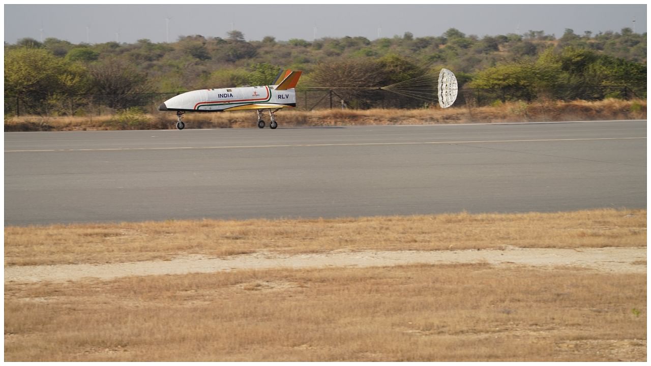 RLV lands on a runway. Credit: @isro