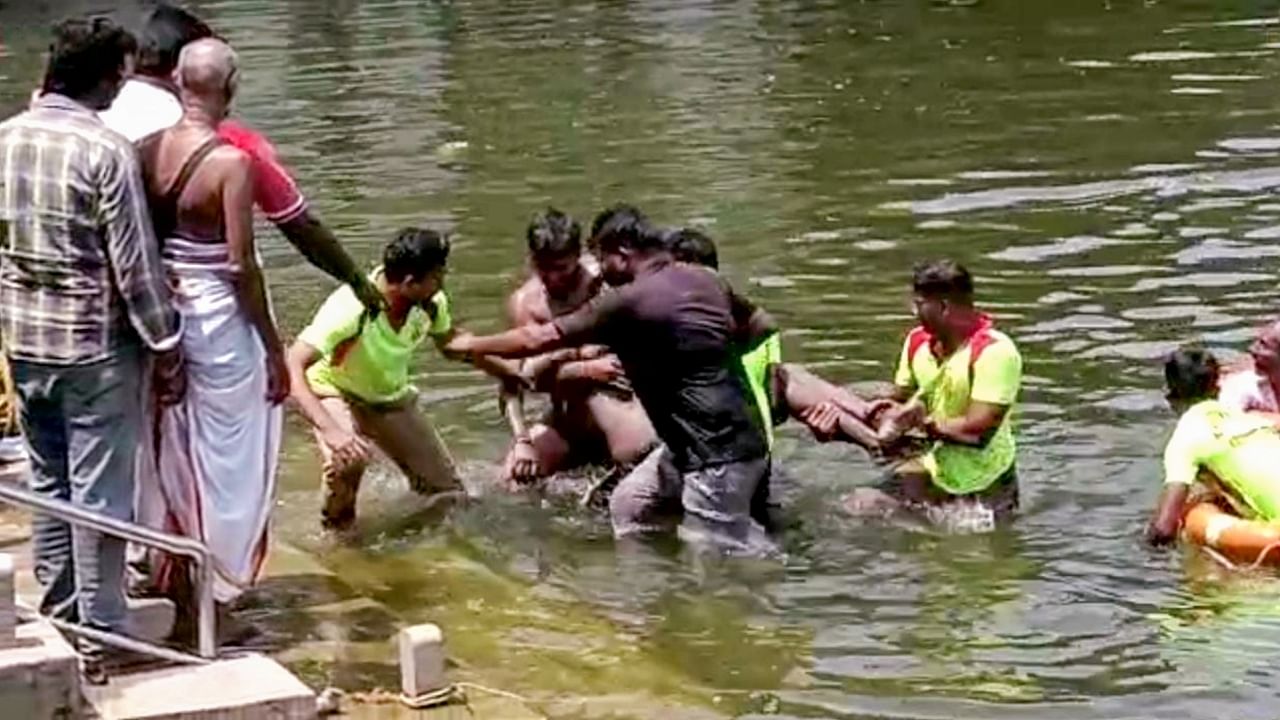 Rescue work underway as five young men drowned in the Moovarasampet tank, near Keelkattalai while taking part in a Theerthavari festival of the Dharmalingeshwarar temple, in Chennai, Wednesday, April 5, 2023. Credit: PTI Photo