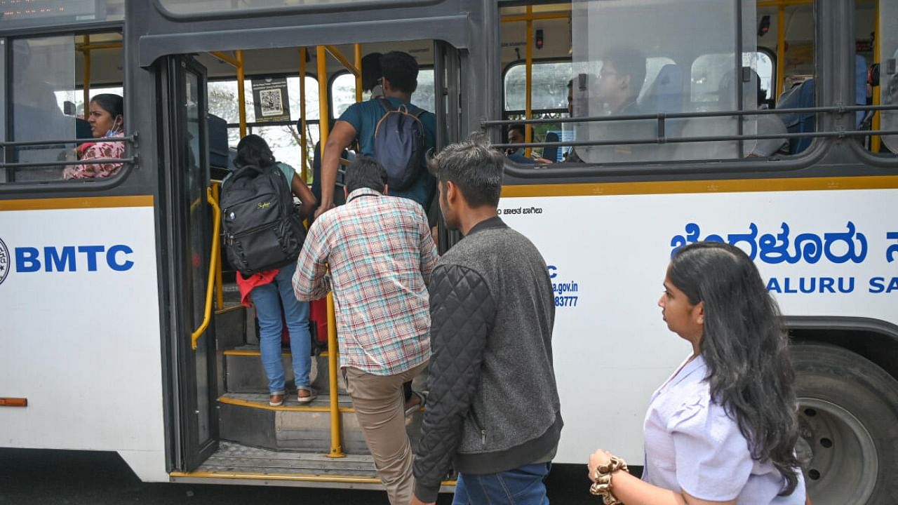 Passengers board a feeder bus from Baiyappanahalli to the KR Pura metro station. DH File Photo