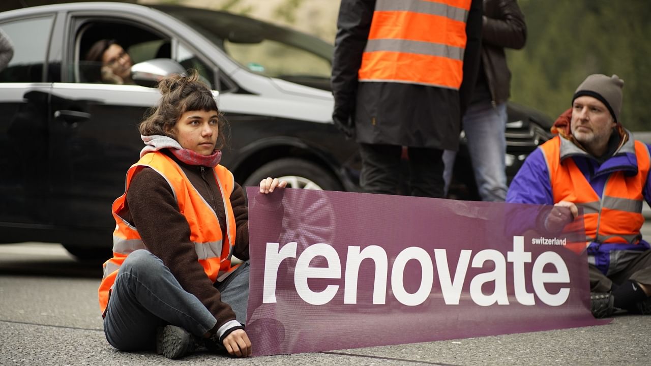 Motorists react aggressively to Renovate Switzerland’s protest. Credit: Twitter/@Renovate_CH