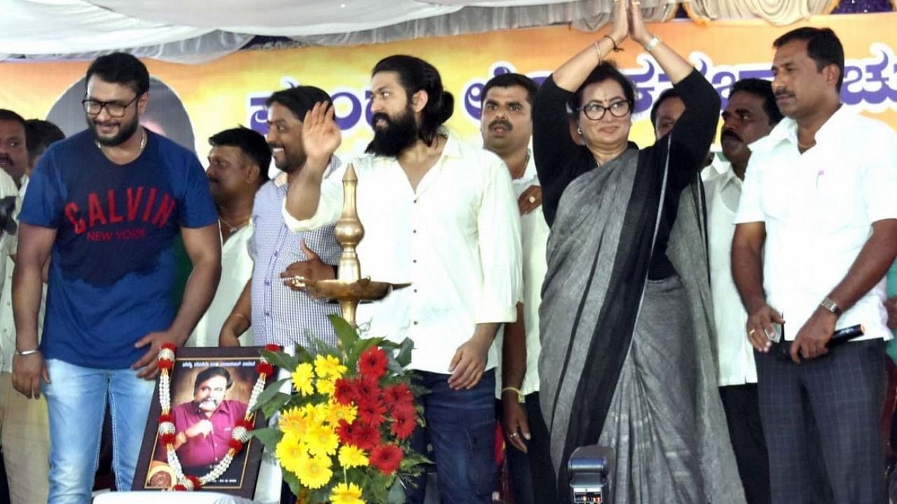 Actors Darshan and Yash campaign for Independent candidate Sumalatha Ambareesh for Mandya constituency during the Lok Sabha elections in 2019. DH File Photo