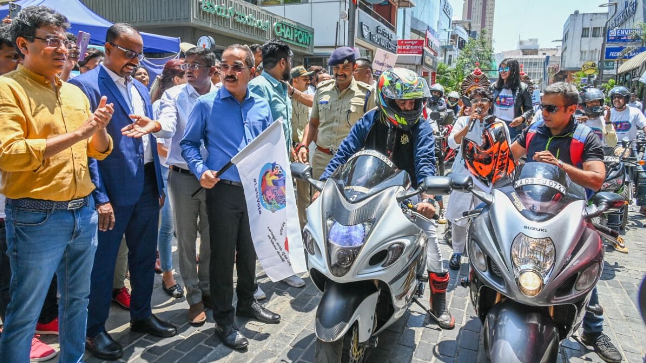 BBMP chief commissioner Tushar Giri Nath, Deputy Commissioner Dayanand T flag off a bike rally to create awareness on voting, at Church Street on Saturday. (Right) Yakshagana artistes hold placards with messages of voting. DH Photo/S K Dinesh
