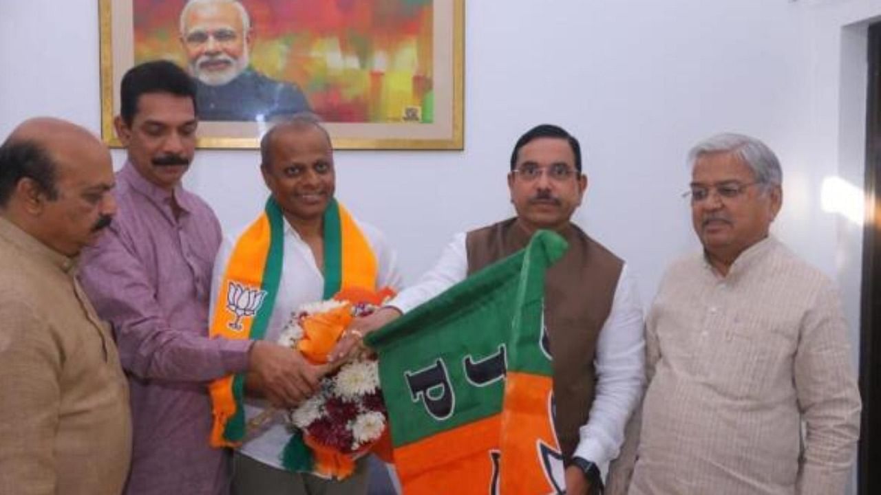 Chabbi joined BJP in the presence of Union Minister Pralhad Joshi, Karnataka CM Basavaraj Bommai among others. Credit: DH Photo