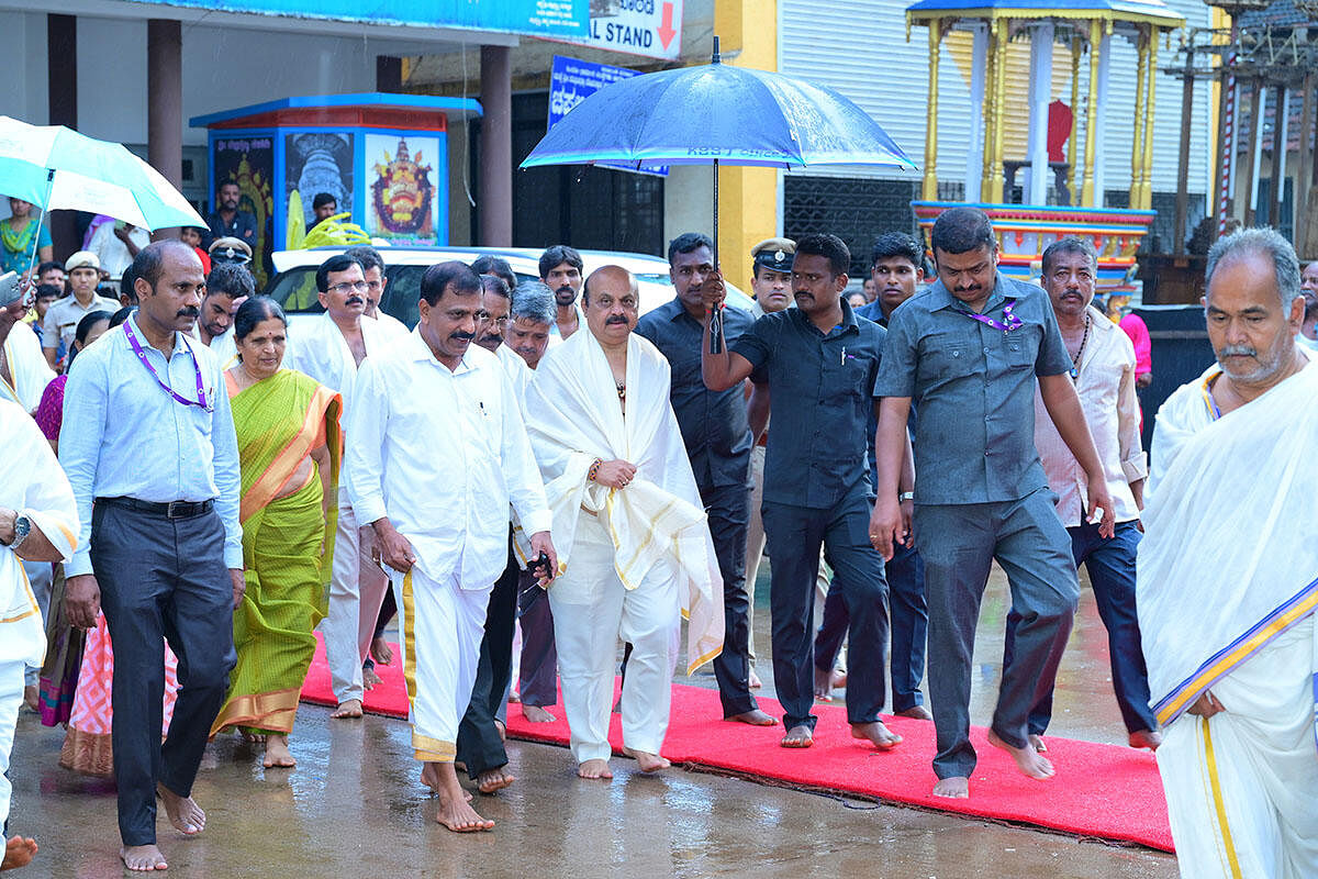 Chief Minister Basavaraj Bommai visited the Kukke Subrahmanya Temple on Wednesday. Credit: DH Photo