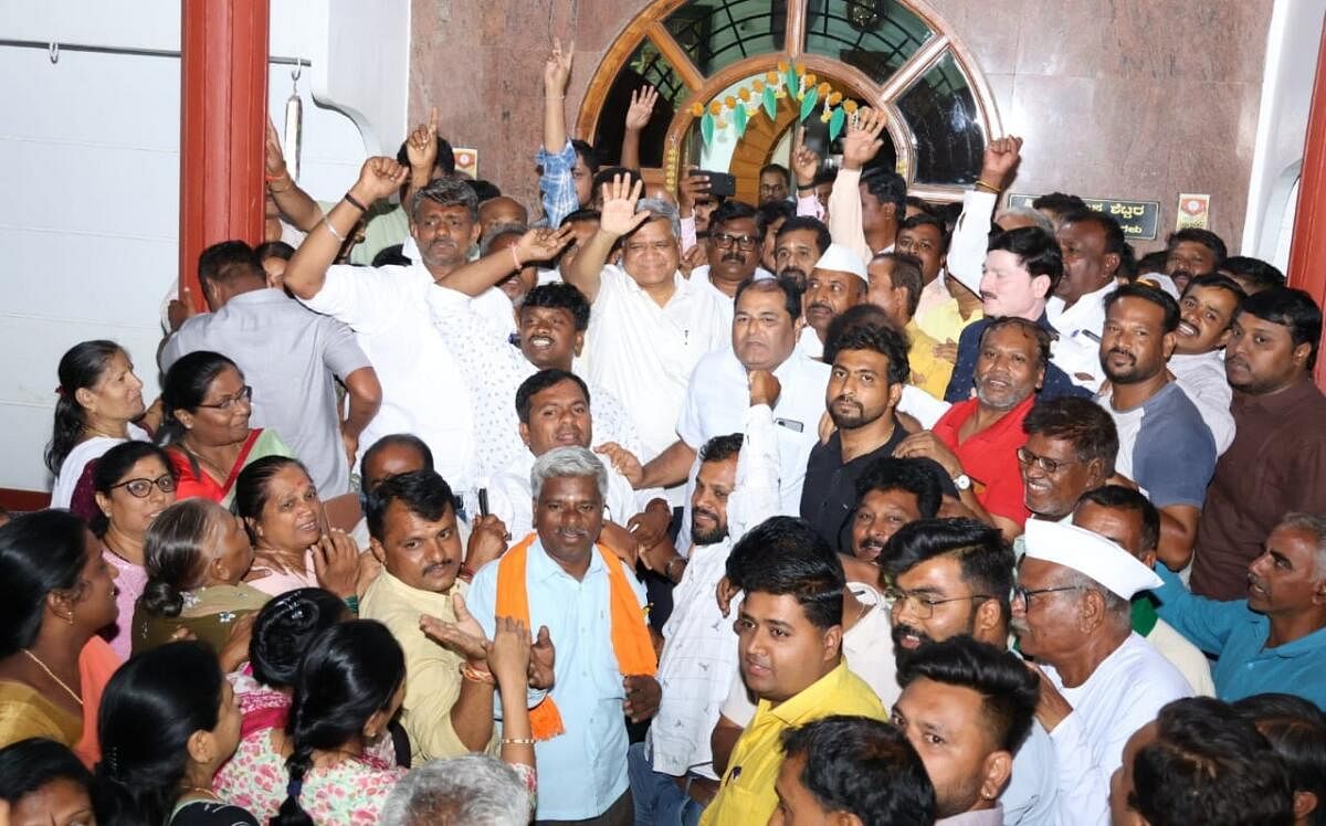 Jagadish Shettar waves at his supporters at his residence at Madhura Estate in Hubballi on Thursday. Credit: DH Photo