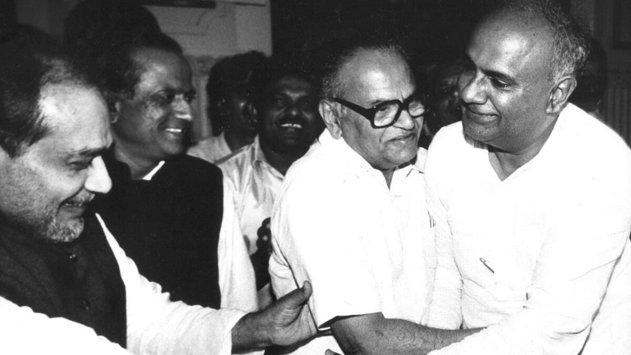 Janata Party leaders S R Bommai and H D Devegowda hugs each other days before the former assumed charge as chief minister in August 1988. Party leaders Ramakrishna Hegde and M P Prakash look on. Credit: DH File Photo