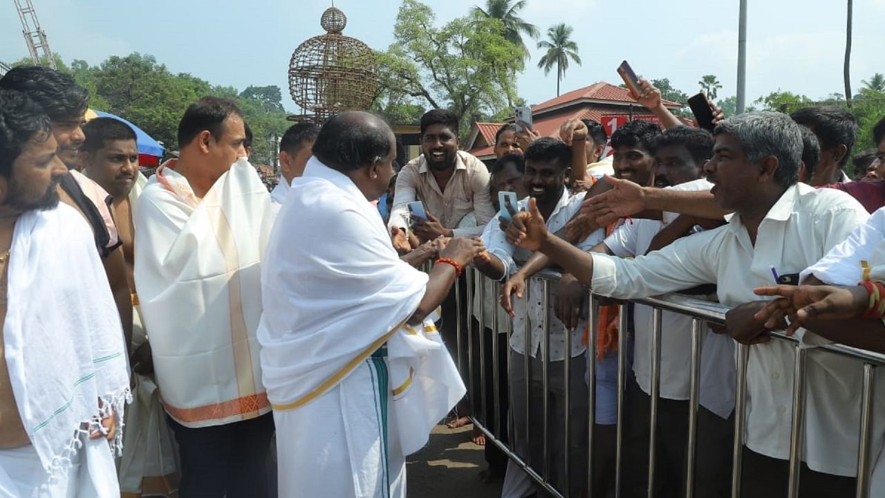 Former Chief Minister H D Kumaraswamy being greeted by devotees at the Manjunatha Swamy Temple in Dharmasthala, April 16, 2023. Credit: Special Arrangement