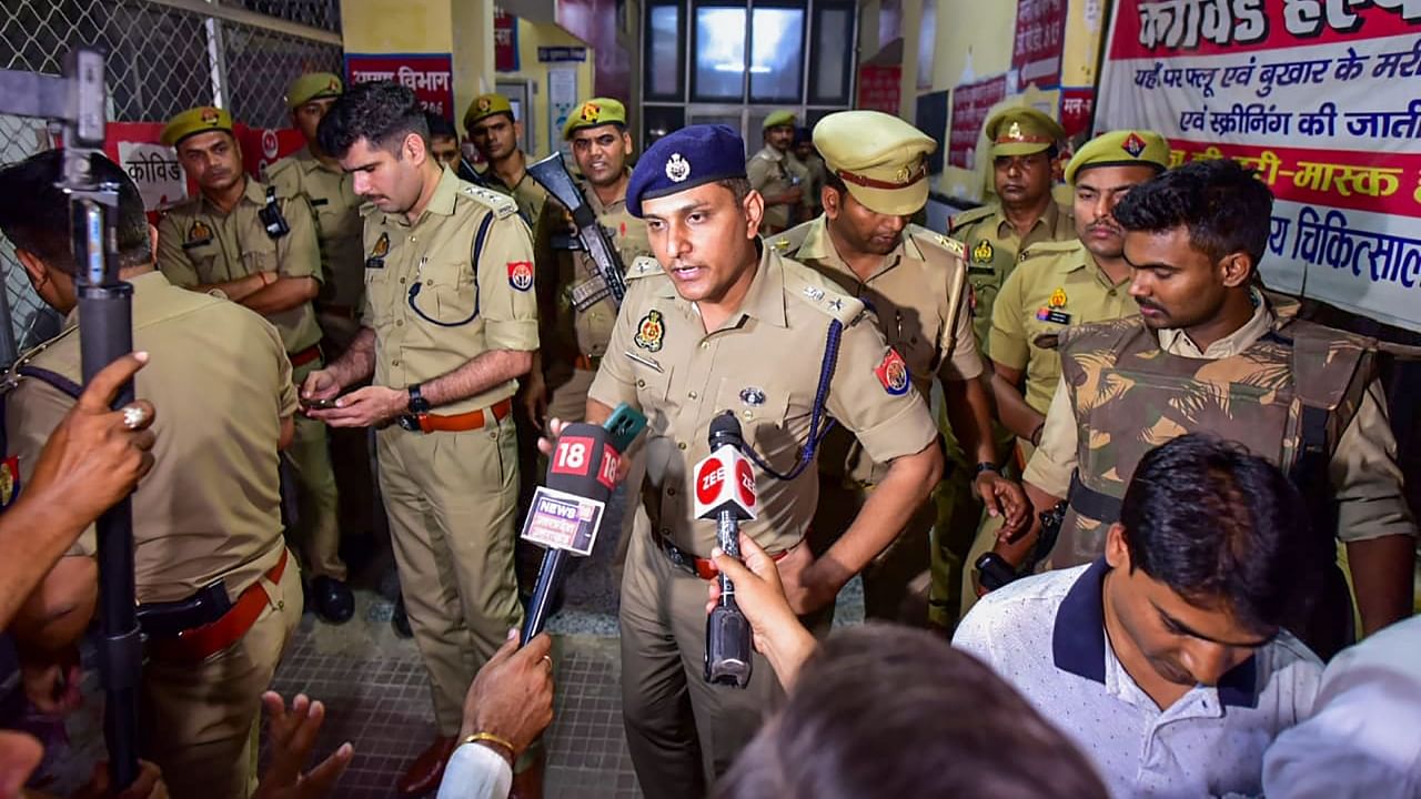 A police personnel speaks with the media after Gangster-turned-politician Atiq Ahmed and his brother Ashraf Ahmed were shot dead. Credit: PTI Photo