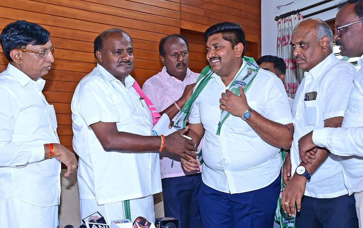 Santosh, former personal assistant to BJP leader B S Yediyurappa joins JD(S) in the presence of party leader H D Kumaraswamy in Bengaluru on Saturday. DH Photo/Ranju P