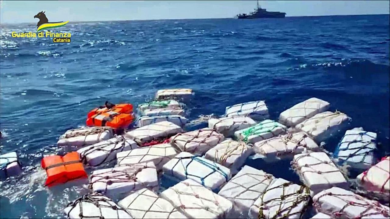 This undated and unlocated photo issued as a handout on April 17, 2023 by the Italian Guardia di Finanza (GdF) law enforcement agency, shows packages of cocaine floating off Sicily's eastern coast, during an interception by GdF police officers. Credit: AFP Photo/Guardia di Finanza/Handout