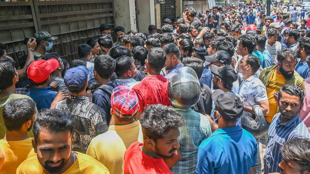 Cricket fans outside the gates of M Chinnaswamy Stadium on Sunday. DH Photo/S K Dinesh