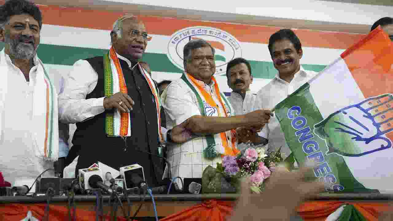 Former Karnataka CM Jagadish Shettar joins Congress in the presence of Congress President Mallikarjun Kharge, at KPCC office in Bengaluru, Monday, April 17, 2023. Credit: PTI Photo
