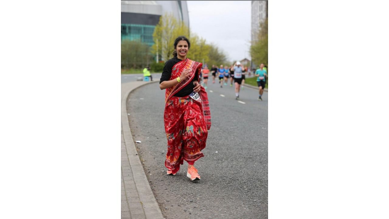 41-year-old Madhusmita Jena made jaws drop as she ran a 42.5 km marathon decked in a Sambalpuri handloom saree and orange sneakers. Credit: Twitter/@@FISI_UK