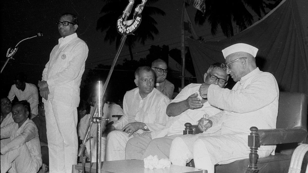 A file photo of Veerendra Patil addressing a public meeting in Bengaluru in 1977. The then prime minister Morarji Desai is also seen. Credit: Special Arrangement