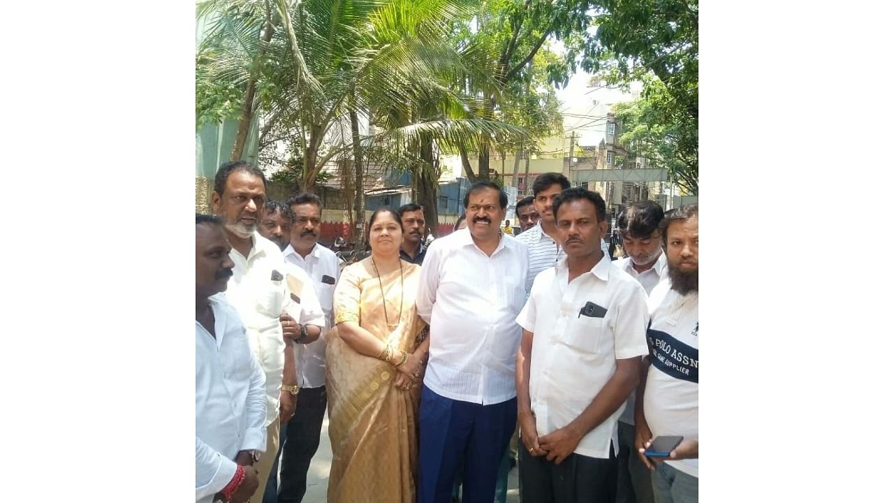 R Akhanda Srinivas Murthy on the way to filing his nomination papers as an independent candidate. Credit: Special Arrangement 