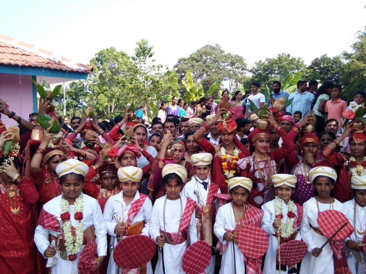 Boys in sari and girls in traditional male attire at the Puthu Bhagwathy temple. Photo courtesy Nellira Ananya