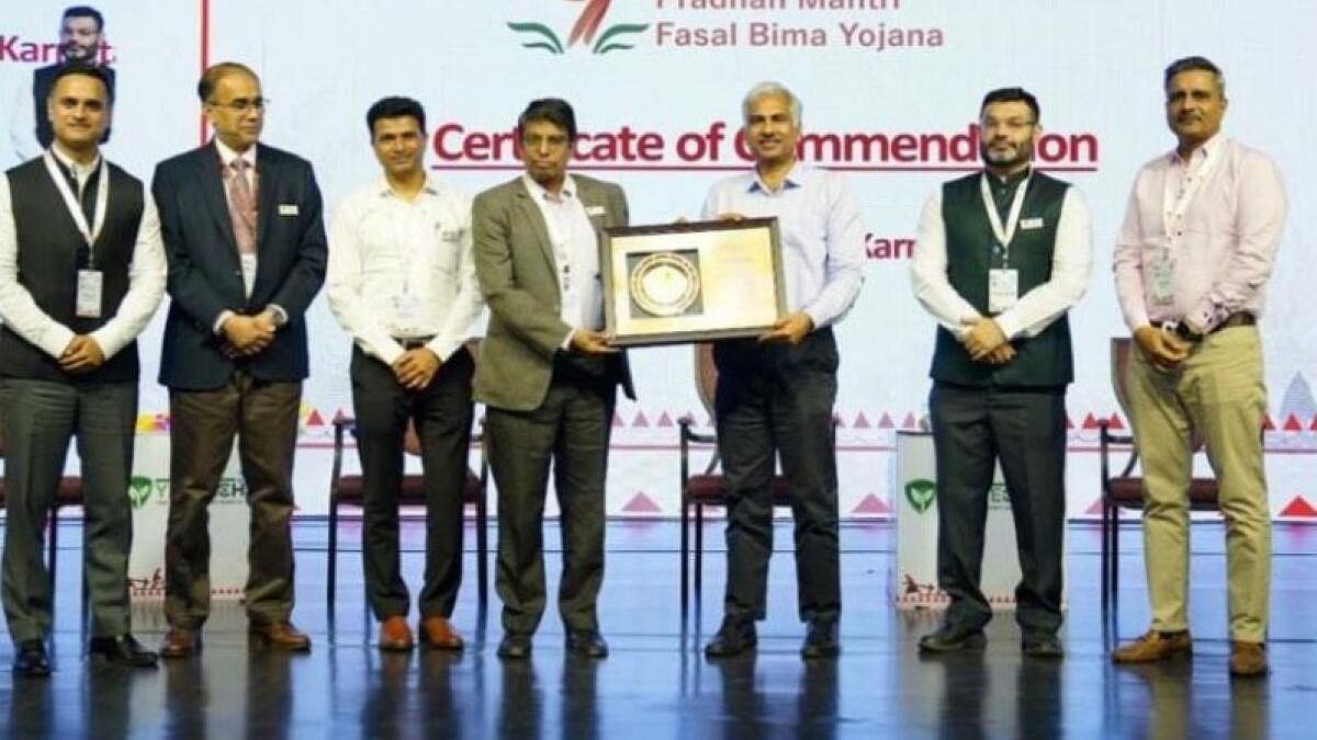 Shivayogi Kalasad, secretary to the government, department of Agriculture, receives the award, at the national conference in Chhattisgarh, recently. Photos by Special Arrangement