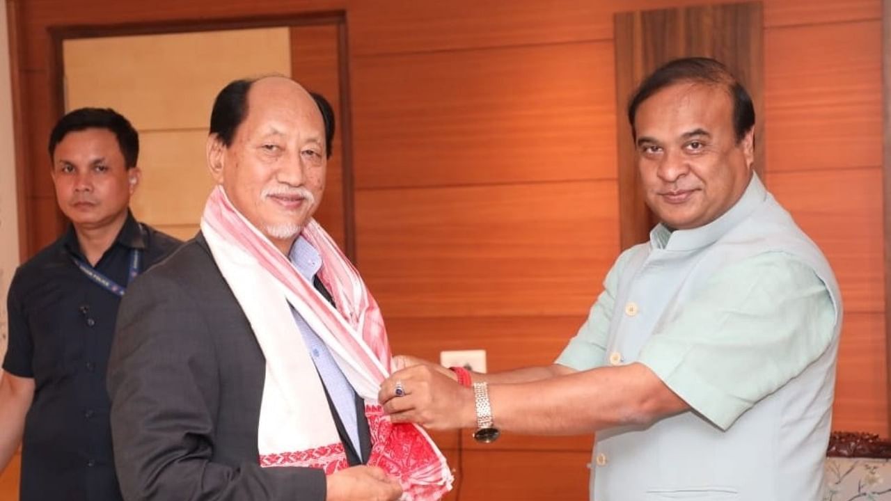 Assam Chief Minister Himanta Biswa Sarma with Nagaland Chief Minister Neiphiu Rio. Credit: Twitter/@himantabiswa