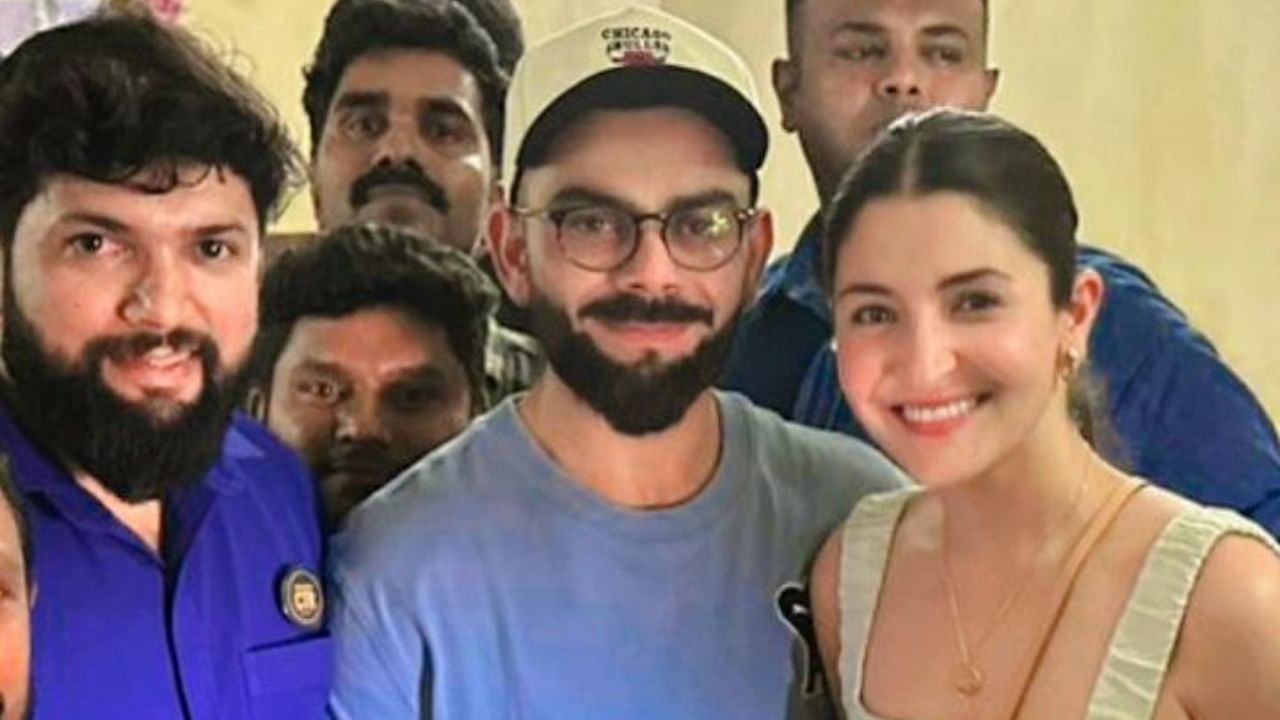 Virat and Anushka strike a pose with staff of CTR restaurant in Malleshwarm. Credit: Special Arrangement 