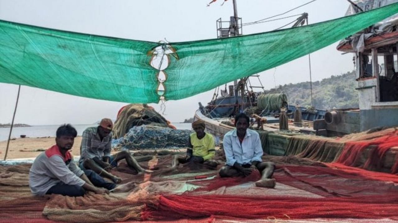 Ganapati Tandel (first from right) fixing his fishing net along with other labourers in Binga. Credit: Special Arrangement 