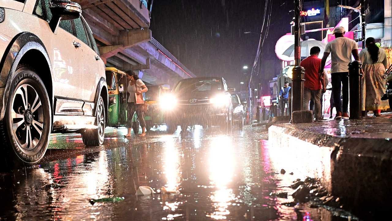 Traffic movement was briefly affected outside the Mahatma Gandhi Road metro station around 8.10 pm as nearly 20 two-wheelers temporarily blocked the road to seek shelter under the metro station. Credit: DH Photo