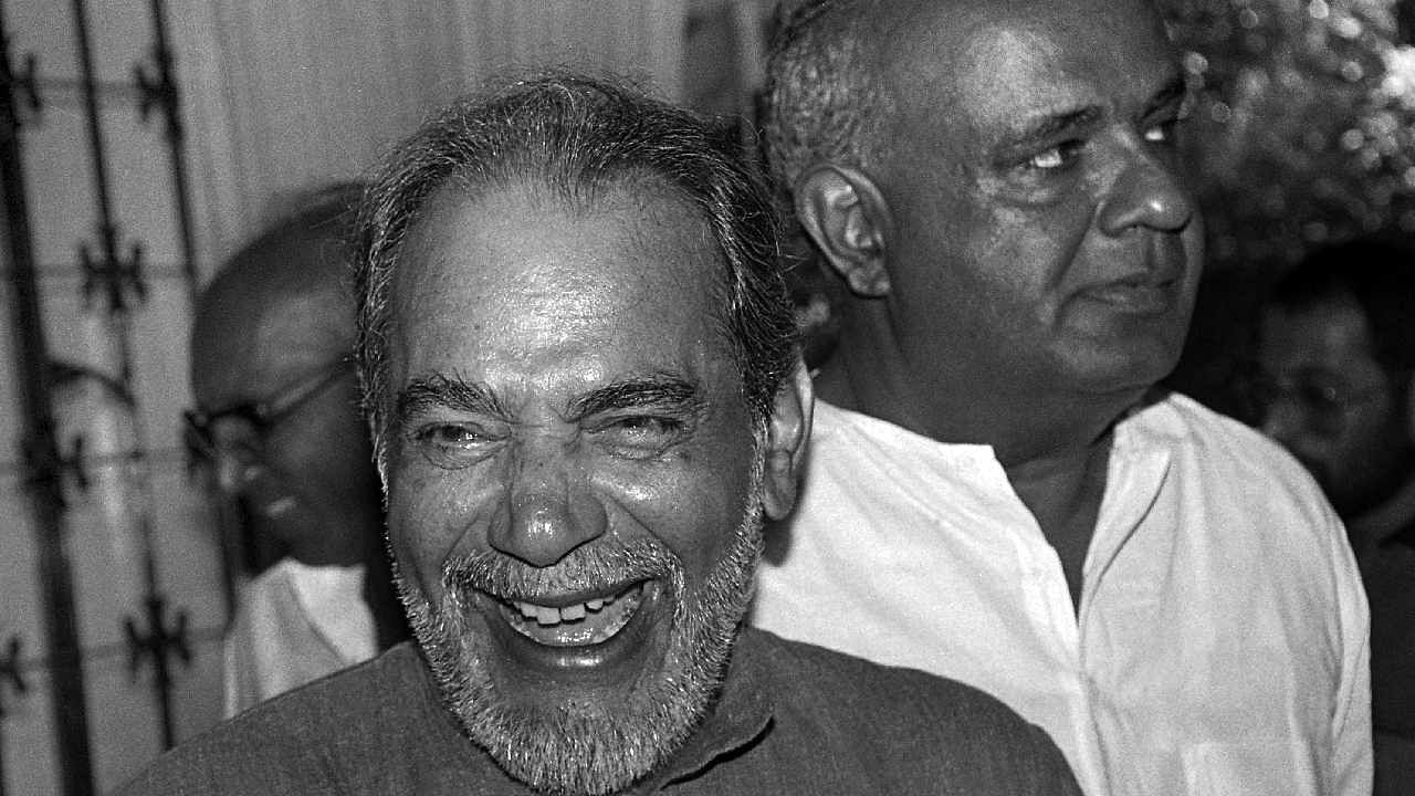 Janata Dal leader Ramakrishna Hegde seen having a hearty laugh while his partyman H D Deve Gowda looks in a contemplative mood during a party meeting ahead of the 1994 Assembly elections. Credit: DH File Photo