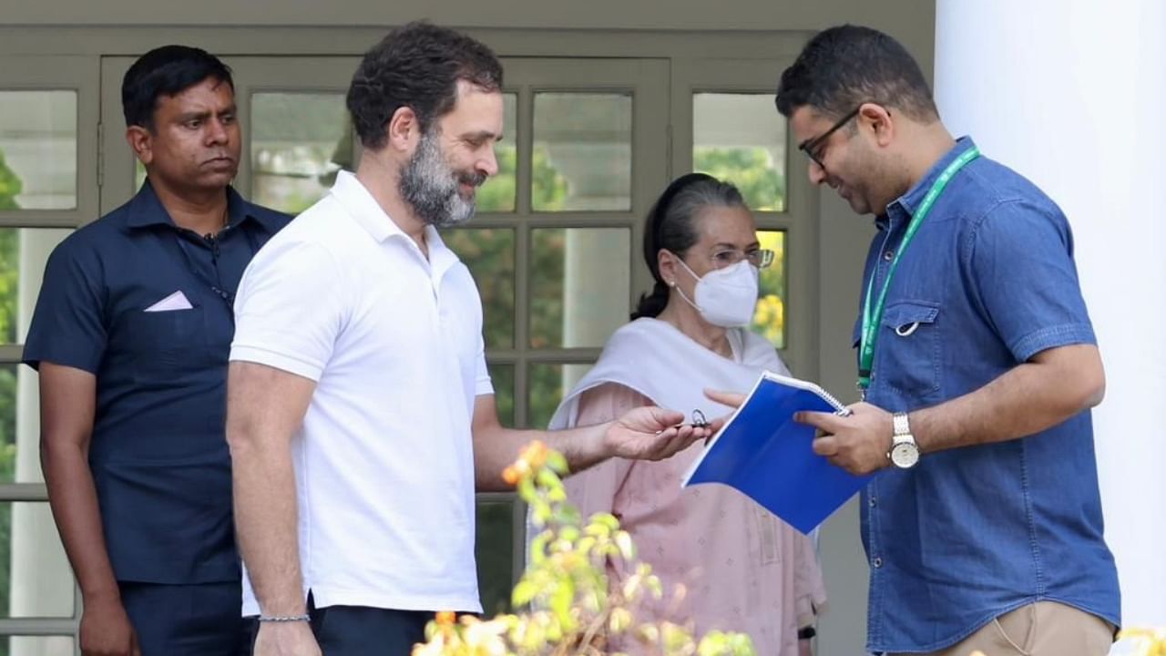 Rahul Gandhi hands over the key while vacating his official residence. Credit: Special Arrangement