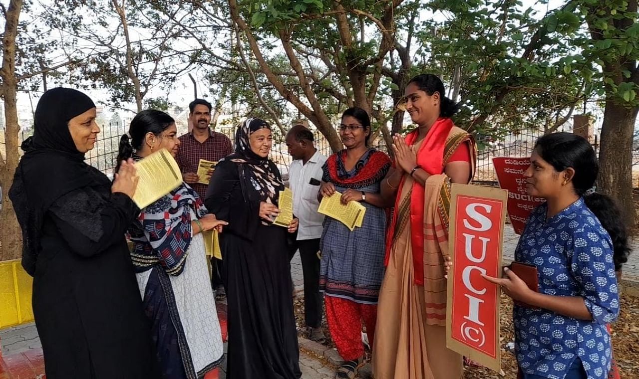 (SUCI-C) candidate contesting from Dharwad Assembly constituency Madhulata Goudar met morning walkers. Credit: DH Photo
