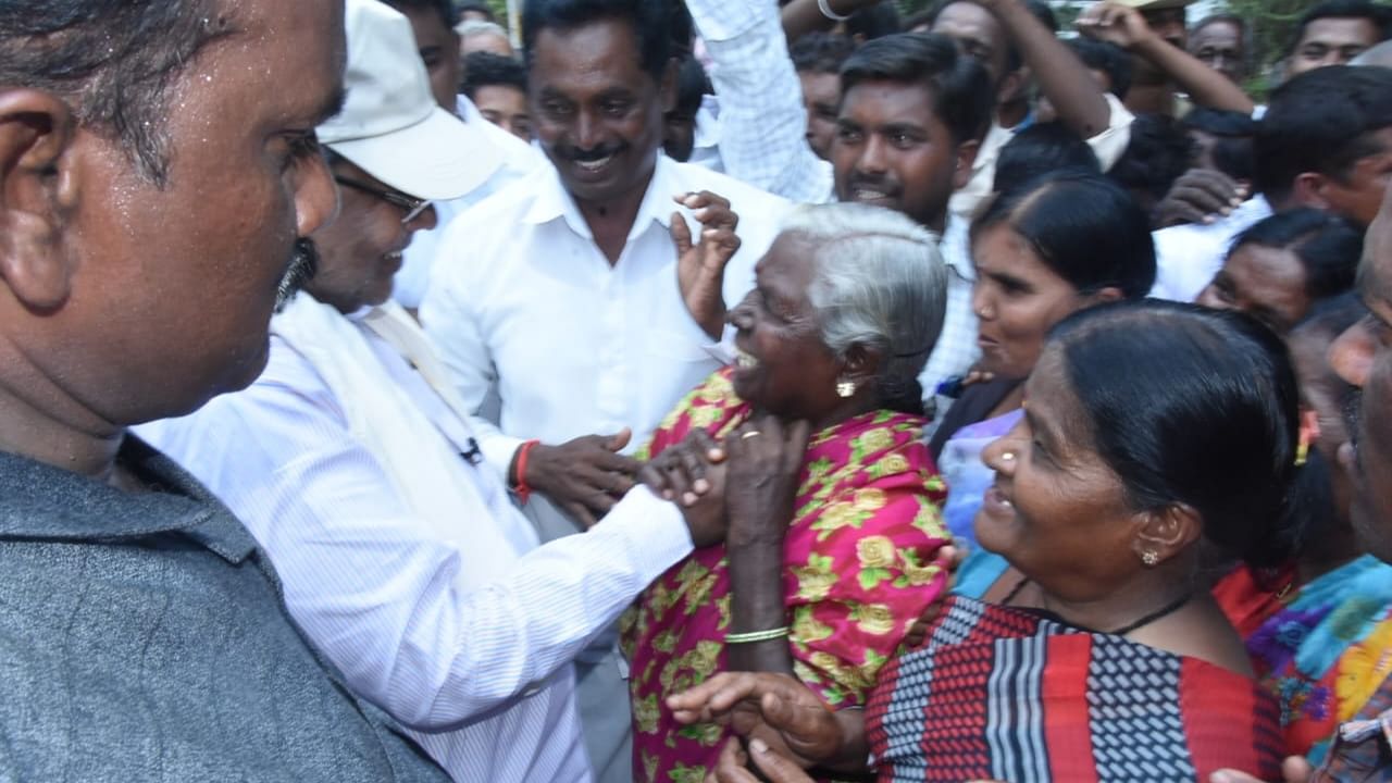 Former CM and senior Congress leader Siddaramaiah greets women during his election campaign. Credit: DH Photo