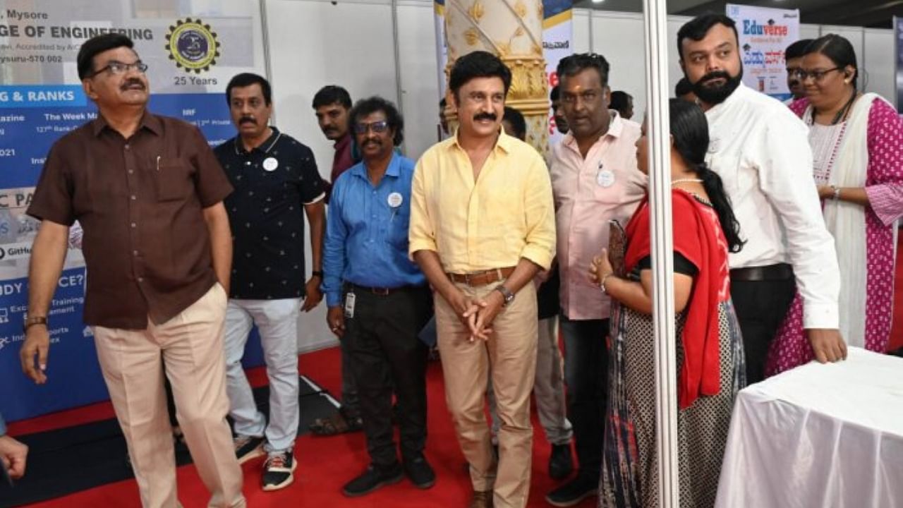 Film actor Ramesh Arvind and Prof Krishne Gowda at the 13th edition of education exhibition Eduverse 2023, organised by Deccan Herald and Prajavani, in Bengaluru on Saturday. Credit: DH Photo/B K Janardhan